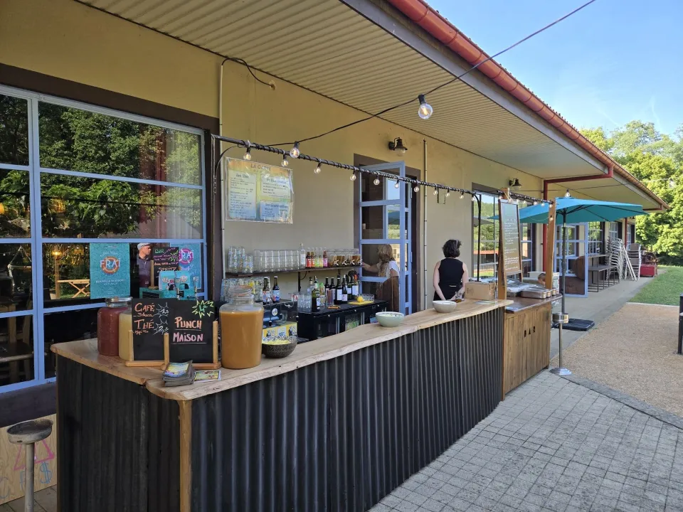 Le bar extérieur et son comptoir en bois