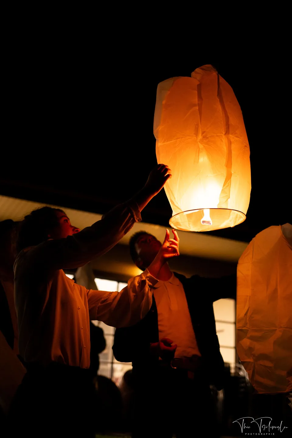 Envol d'une lanterne céleste dans la nuit
