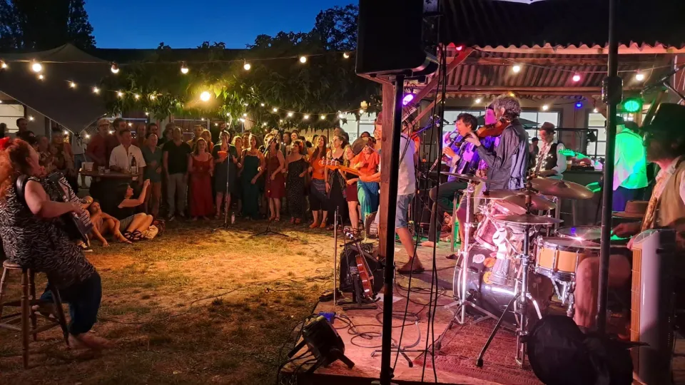 Concert en plein air à la nuit tombée