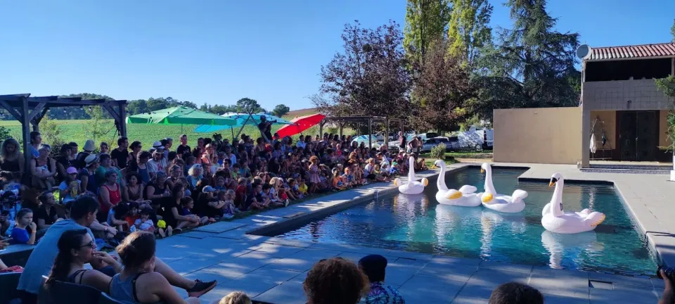 Spectacle au bord de la piscine, public assis