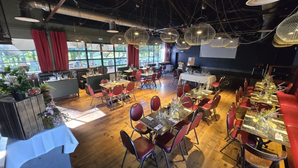 La salle dressée pour un banquet, vue d'ensemble