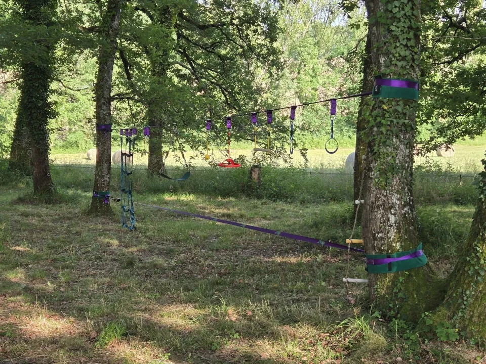 Le parcours ninja tendu entre les arbres
