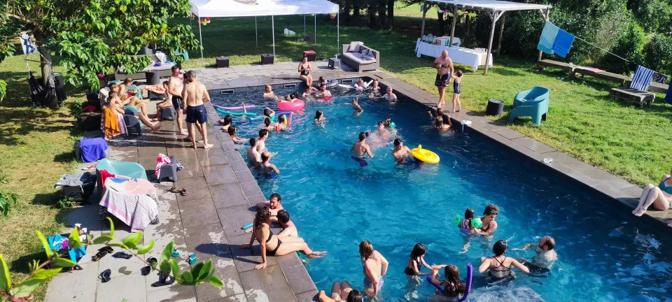 Baignade en famille dans la piscine en été
