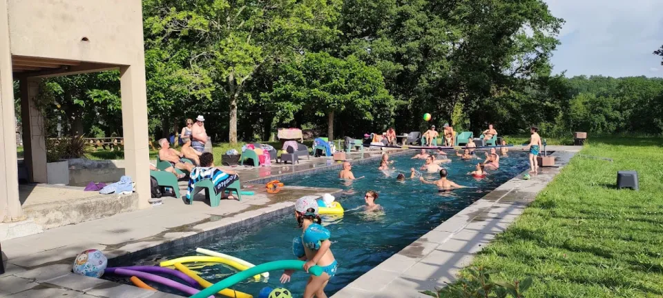 Enfants et bouées dans la piscine