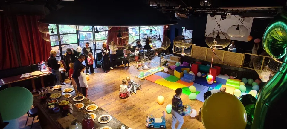 Familles et enfants dans l'espace jeux