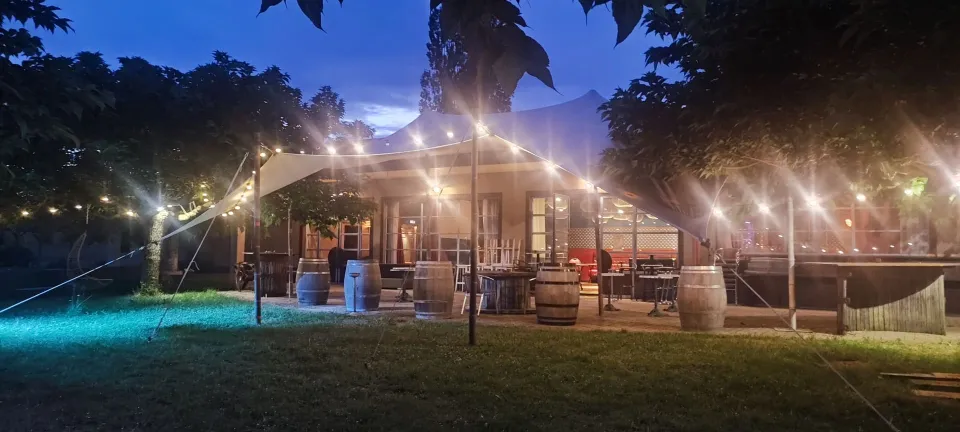 La terrasse et ses guirlandes lumineuses au crépuscule