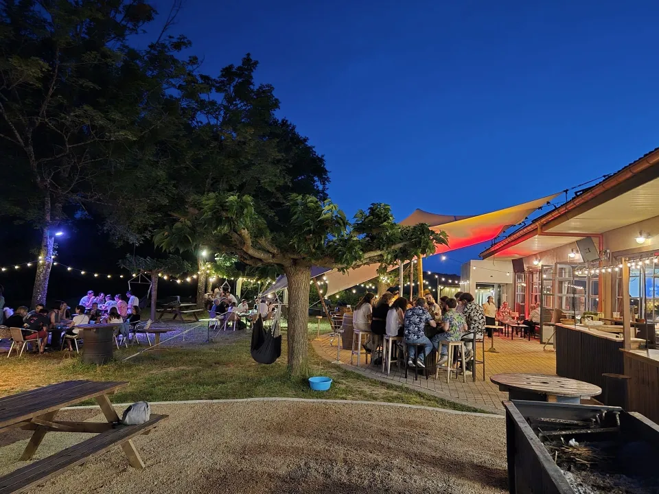 Soirée d'été sur la terrasse sous les guirlandes