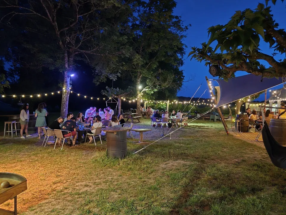 Le public de la guinguette à la tombée de la nuit