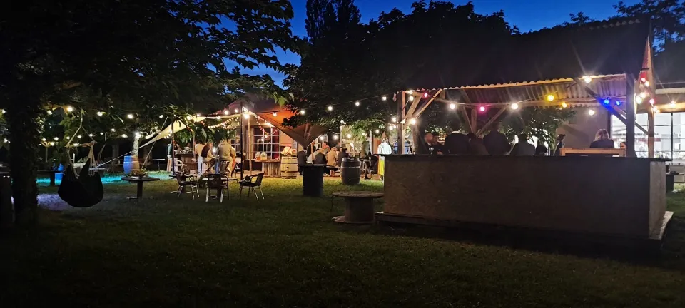 La guinguette illuminée au cœur de la nuit