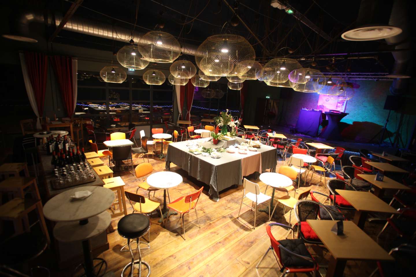 Salle de réception avec des chaises et des tables